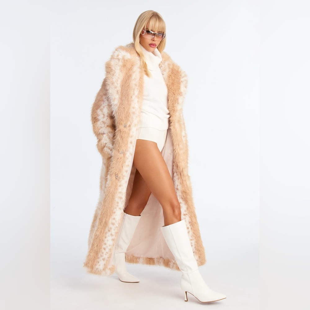 NWT Oversized Luxurious Faux Fur Coat in Cream and Tan L